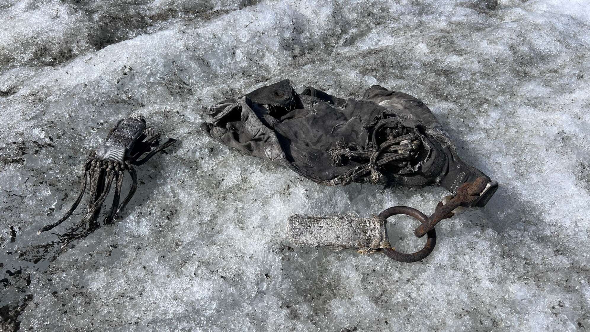 Tirol: Gletscher gibt Fallschirmmaterial frei