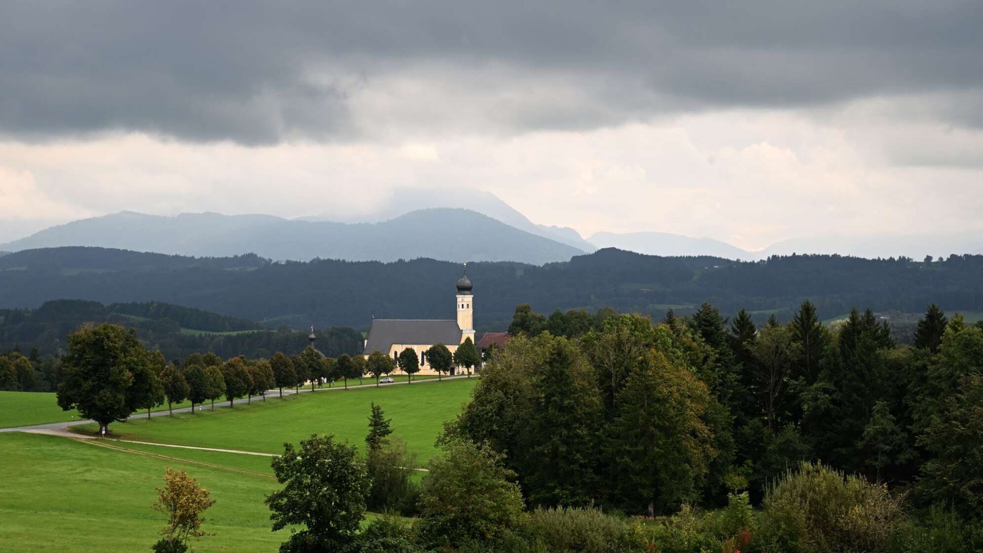 Bedeckter Himmel über Wallfahrtskirche Wilparting