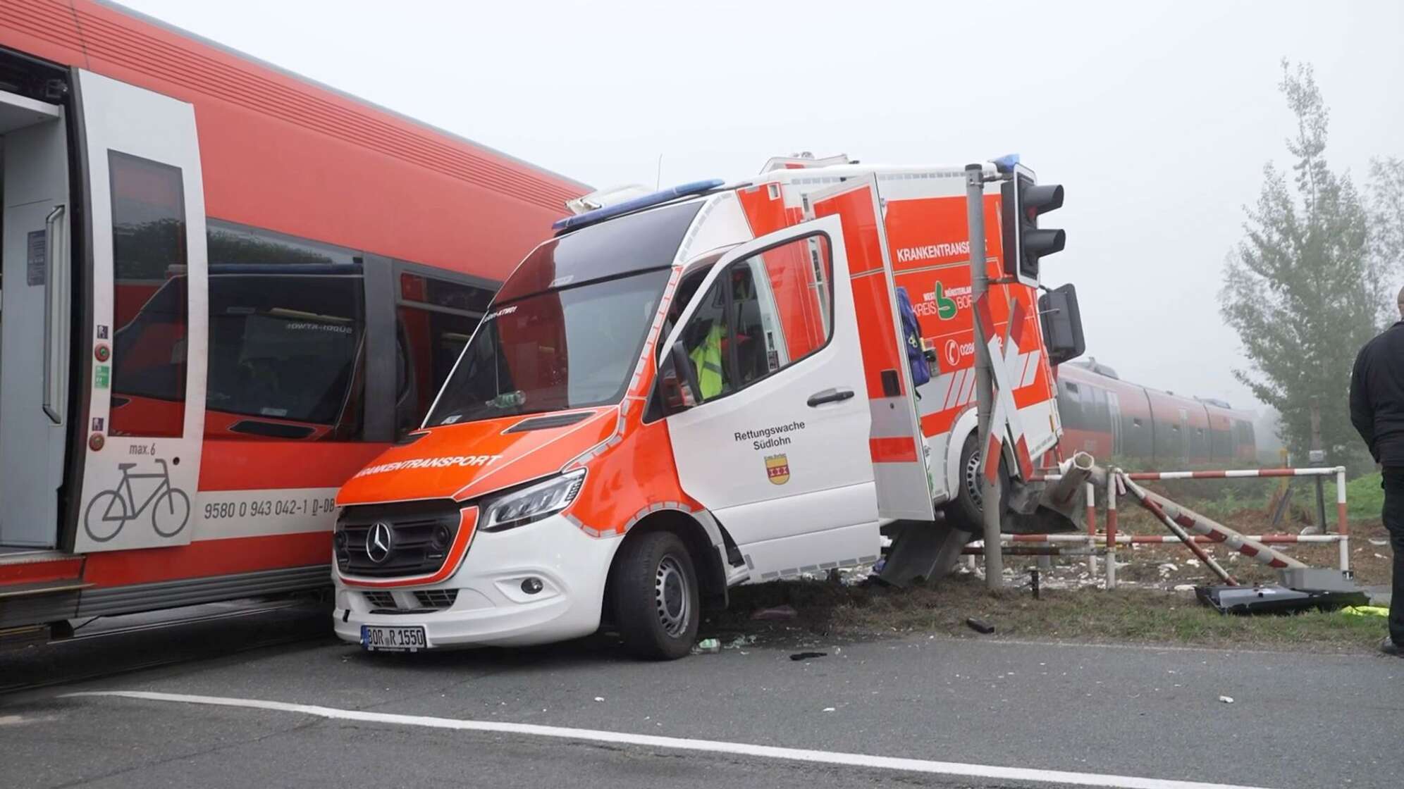 Regionalzug kollidiert mit Krankenwagen