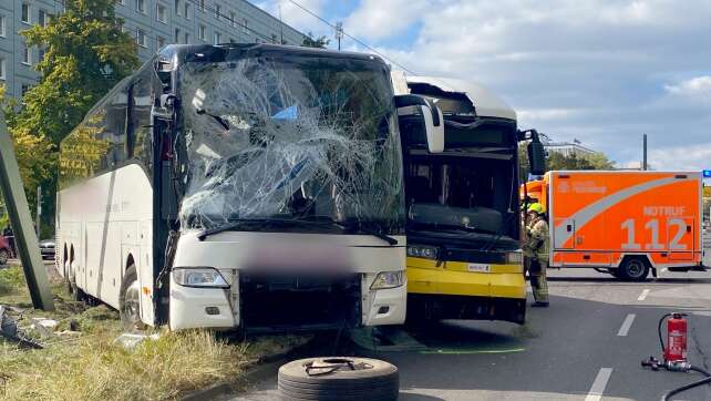 Tram und Reisebus stoßen in Mitte zusammen - Fahrer verletzt