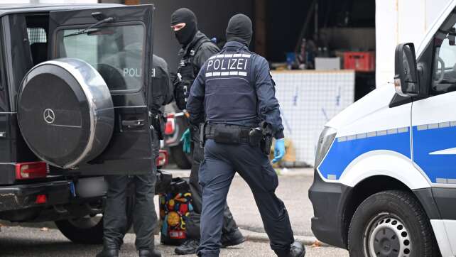 Polizei stellt Waffen und Drogen bei Razzia sicher