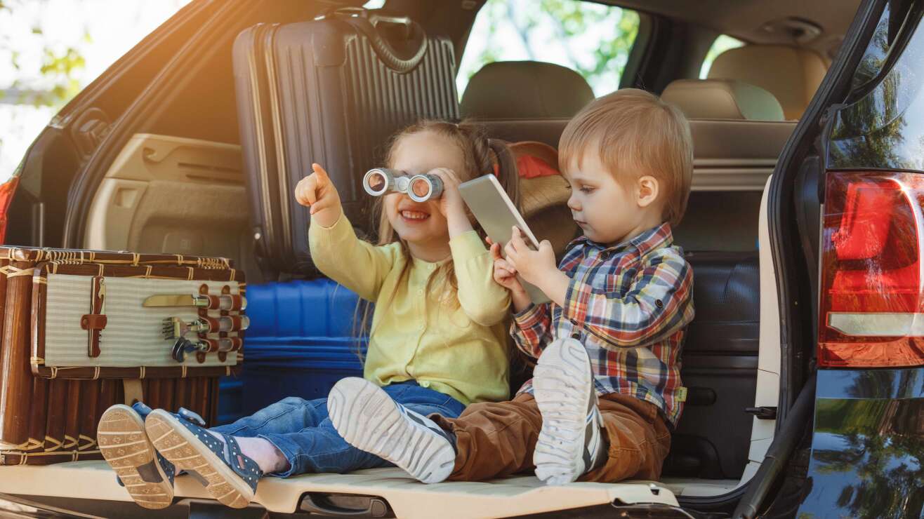 Mit dem Auto in den Urlaub: So verstaut ihr euer Gepäck sicher im Fahrzeug