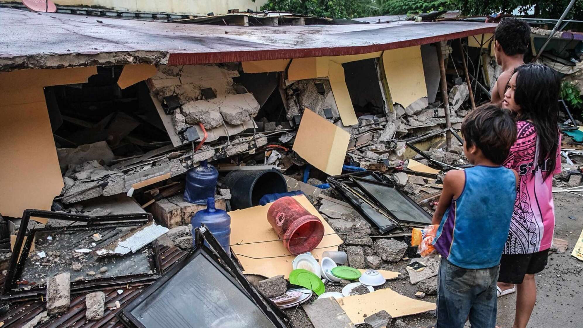 Starkes Erdbeben vor den Philippinen