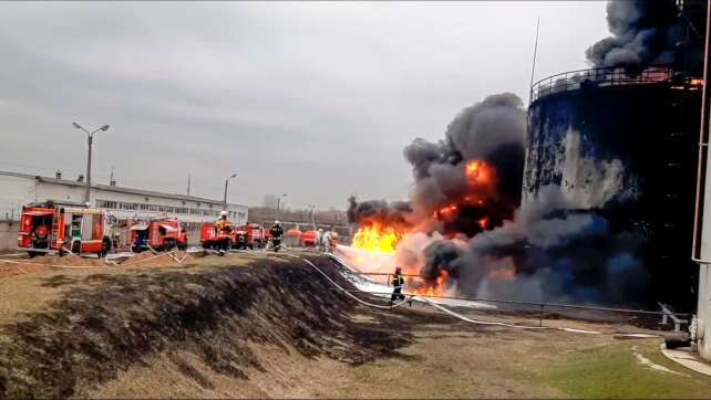 In Russland steht erneut große Raffinerie in Brand