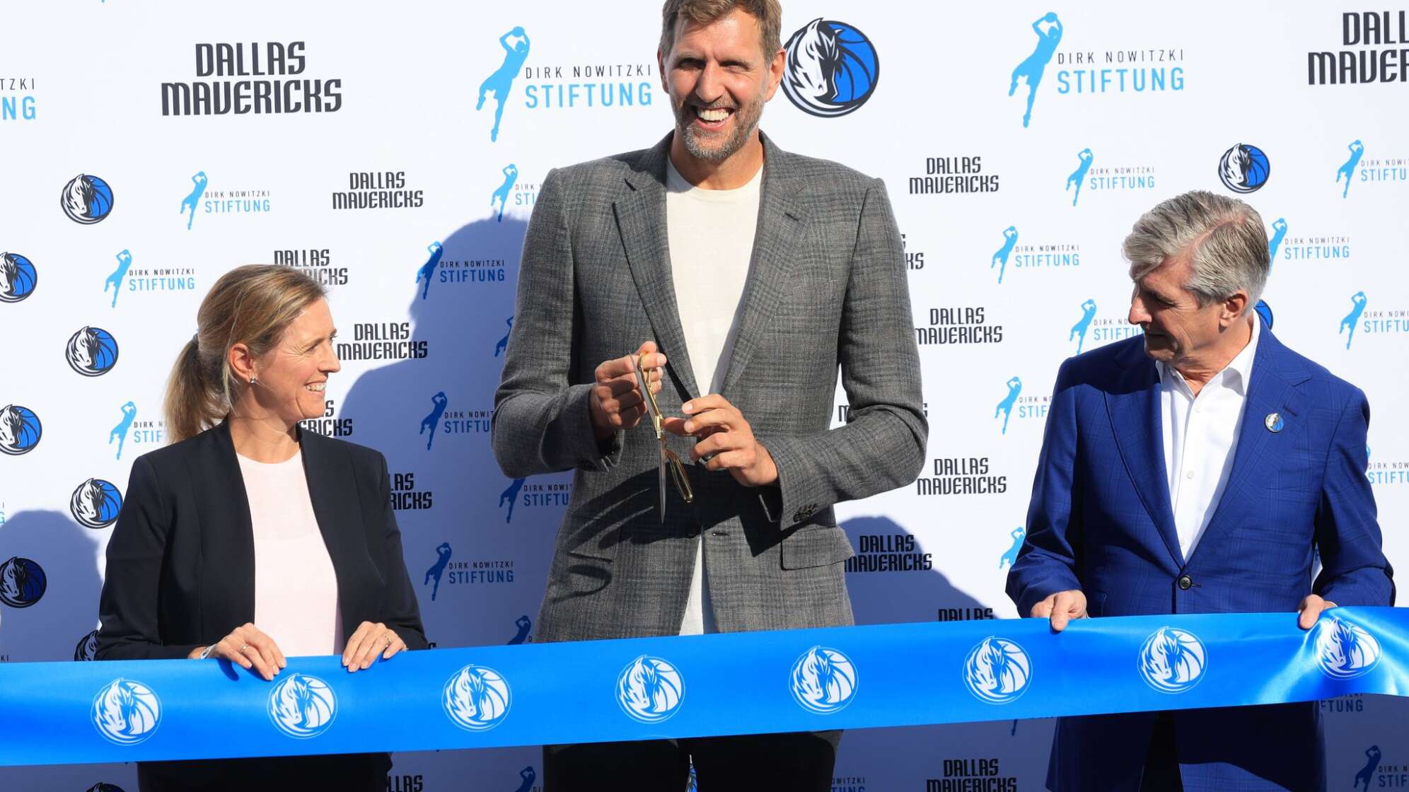 Nowitzki und Dallas Mavericks eröffnen einen Basketball-Platz