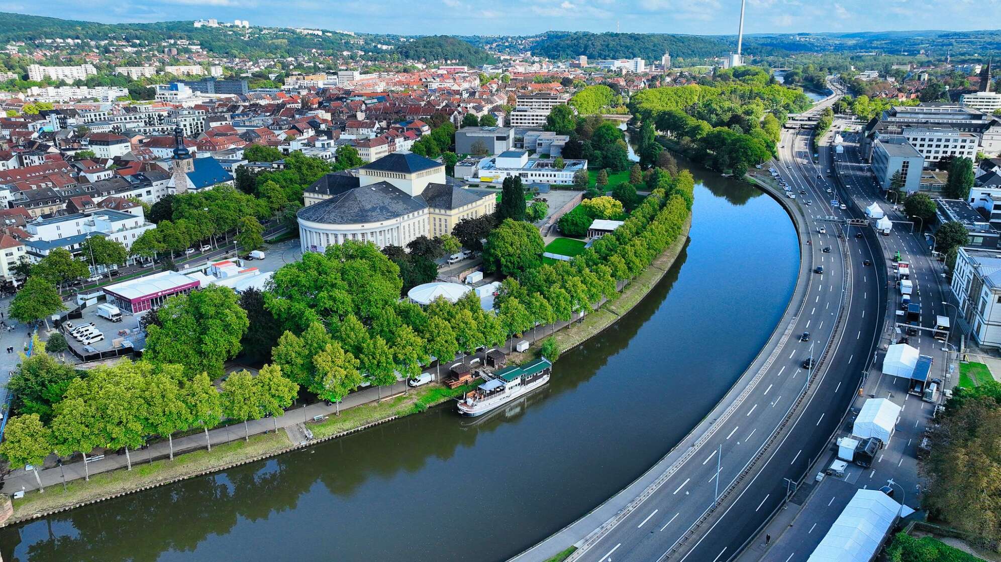 Aufbauarbeiten für die Feierlichkeiten am 3. Oktober