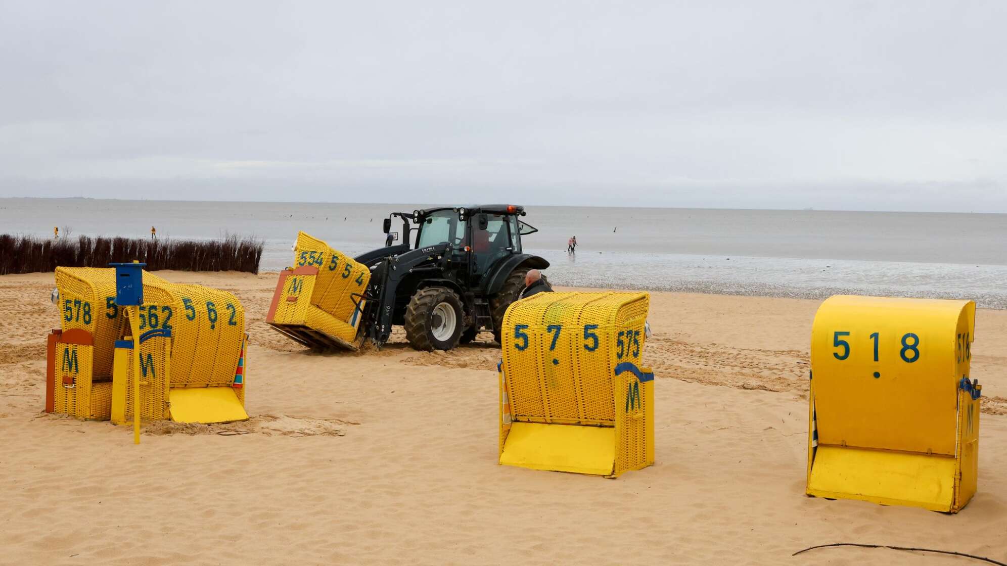 Strandkörbe vor erwarteter Sturmflut gesichert