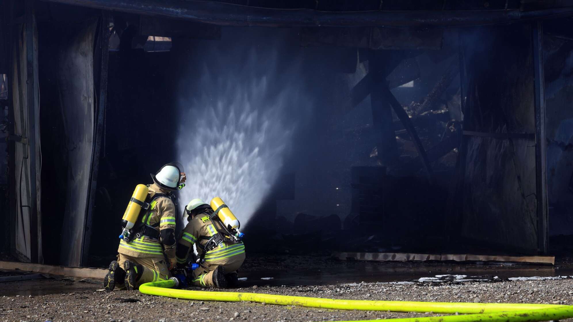 Maschinenhalle in Vollbrand