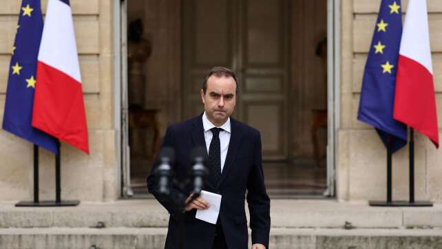 Zurückgetretener Premier soll in Paris Weg aus Krise finden