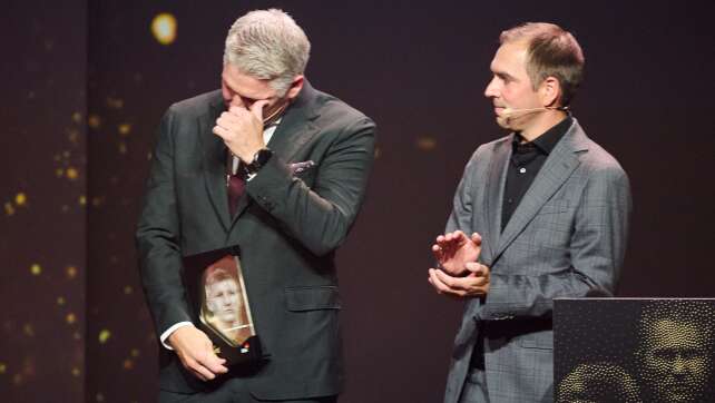 Sechs Fußball-Idole in Hall of Fame - Schweinsteiger weint