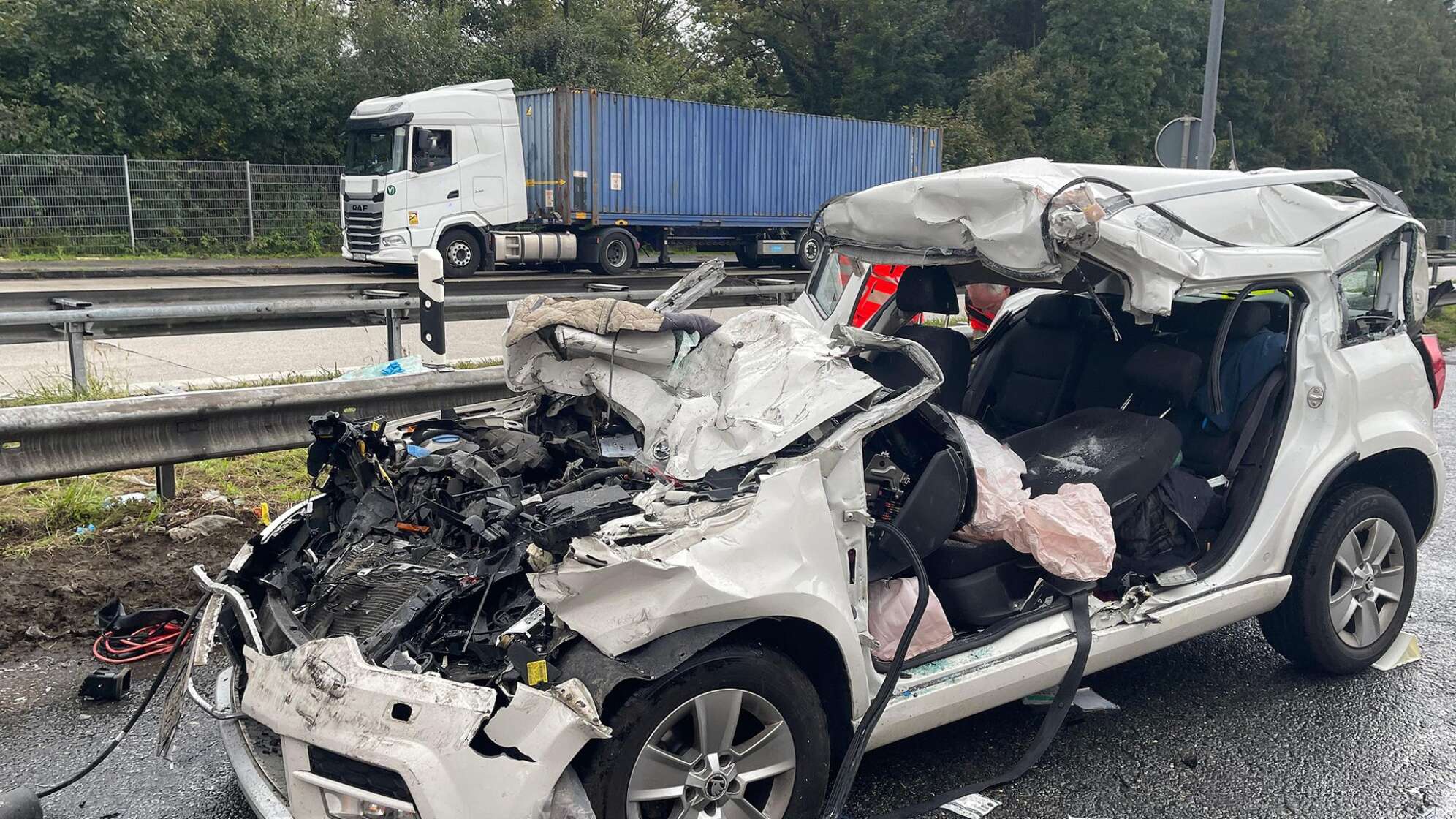 Mann prallt mit Auto gegen Lastwagen