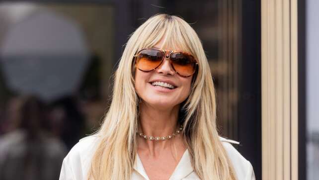 Döner essen ohne Kleckern – Heidi Klum versucht es in Berlin