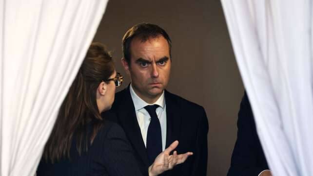 Präsident Macron in Regierungskrise immer mehr unter Druck