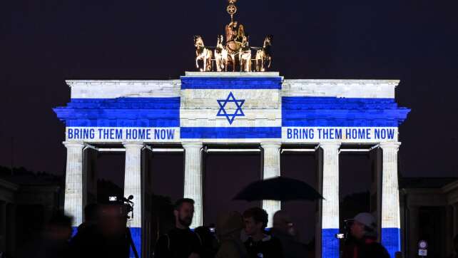 Brandenburger Tor zum Gedenken an 7. Oktober angestrahlt