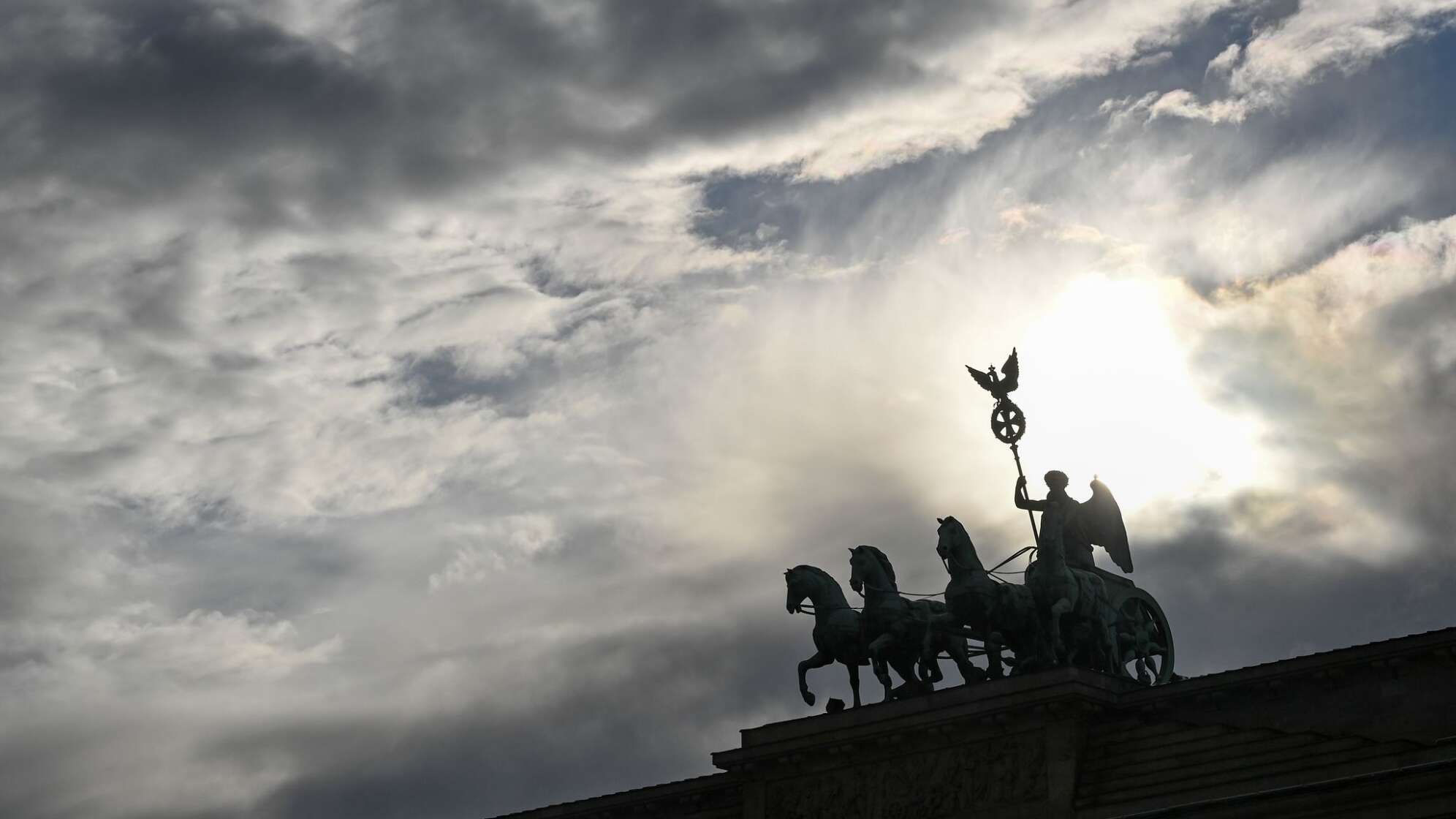 Wolkenhimmel über dem Brandenburger Tor