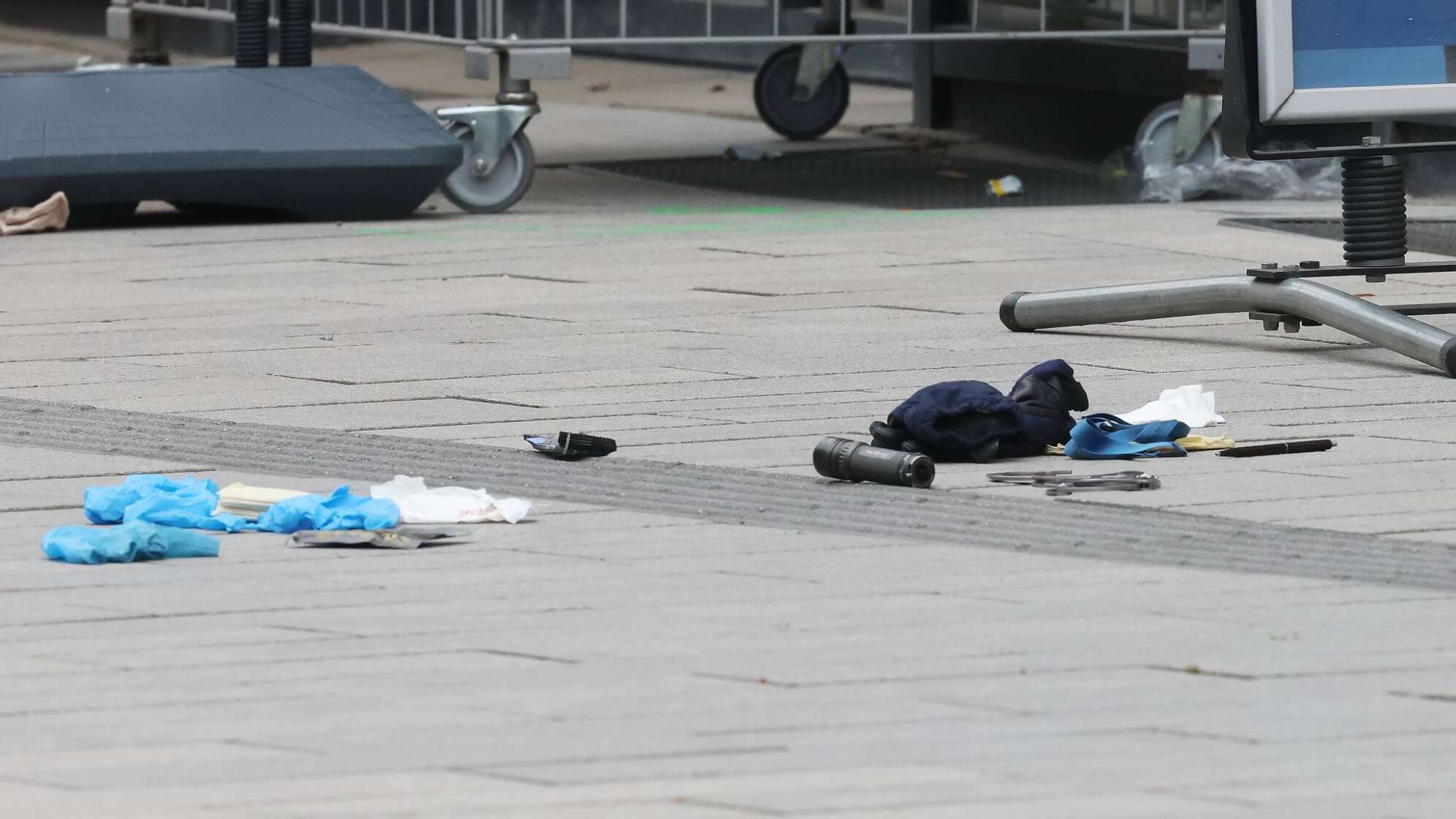 Polizei schießt auf belebter Einkaufstraße auf bewaffneten Mann