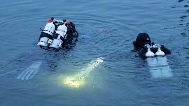 Taucher finden Raketenmotor an Schleuse