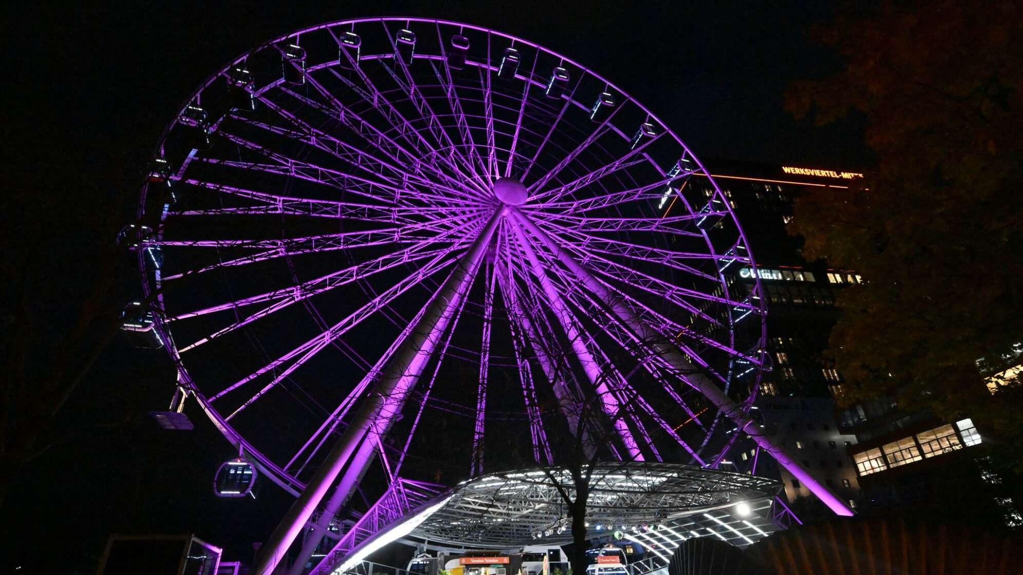 Beleuchtungsaktion in Pink zum Weltmädchentag