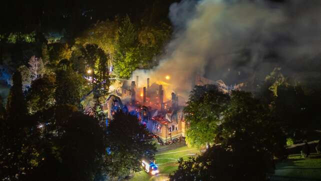 Jagdschloss abgebrannt - Polizei prüft Bekennerschreiben