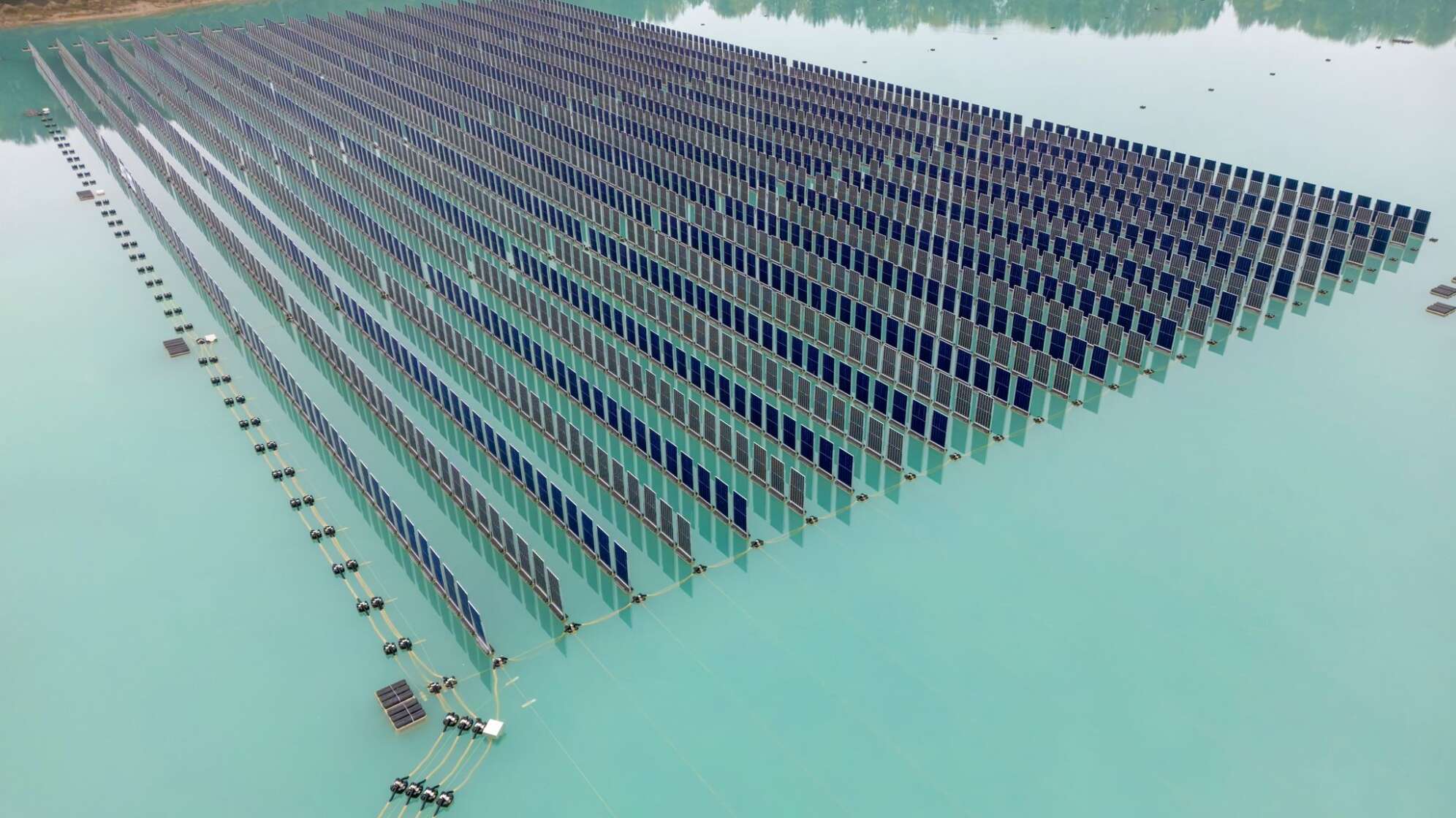 Schwimmende Photovoltaikanlage auf Baggersee