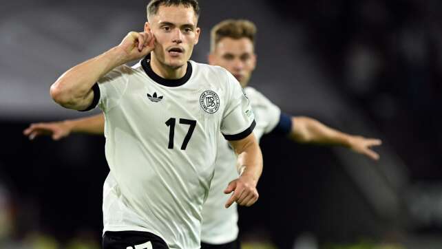 Florian Wirtz bekommt Trophäe als Fußballer des Jahres