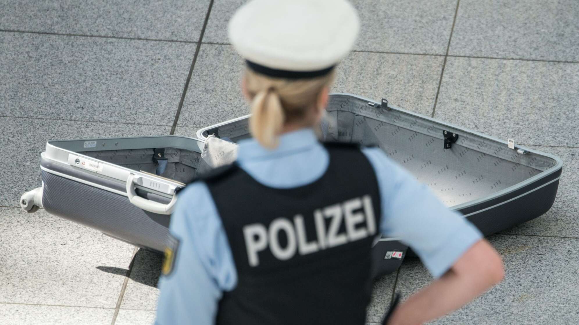 Polizei untersucht Koffer