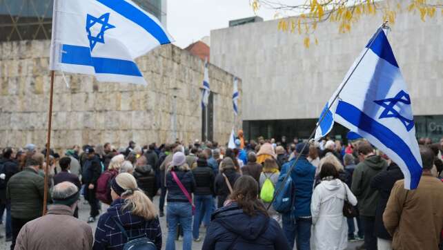 Hunderte Menschen feiern in München Geisel-Freilassung