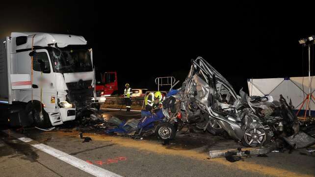 Tödlicher Unfall auf A3: Auto zwischen Lastwagen zerquetscht