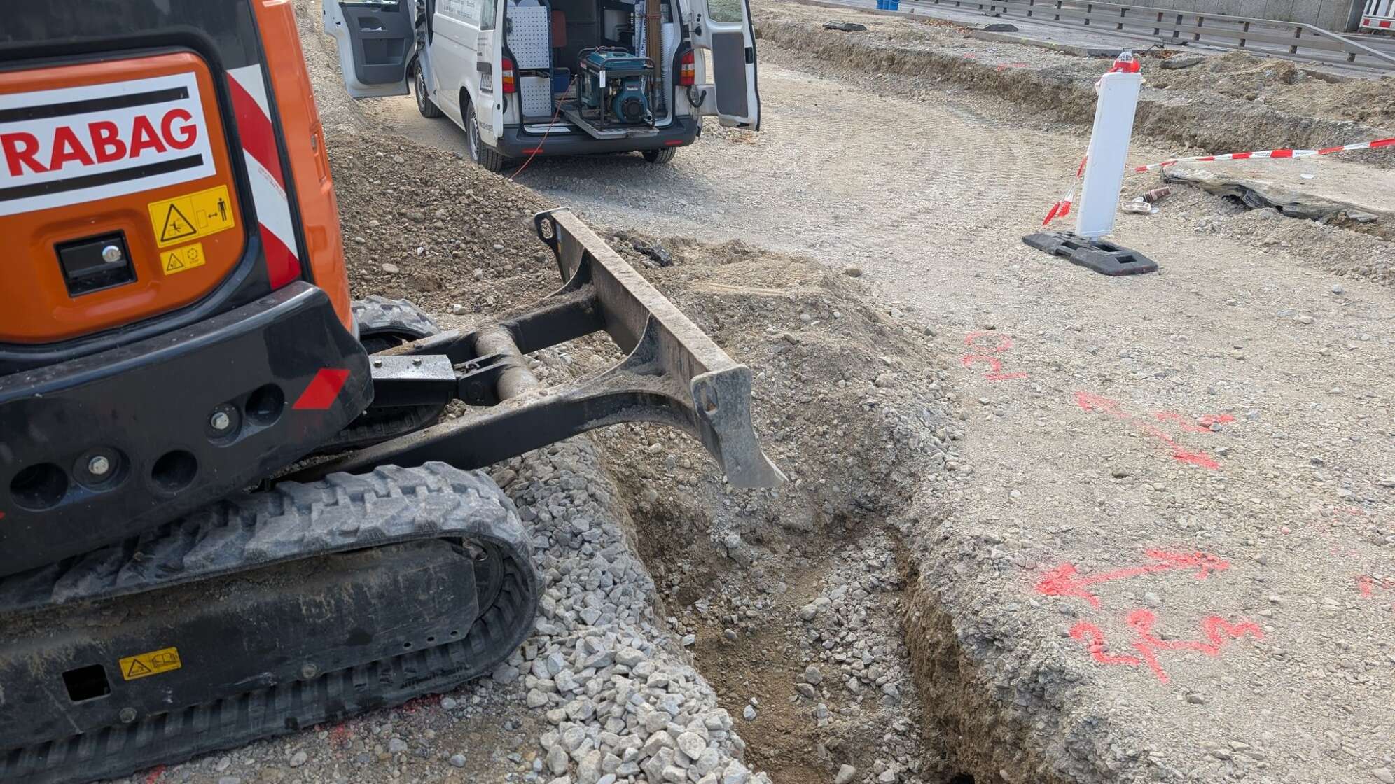 Straße nach Fund von Hohlräumen unter Fahrbahn gesperrt