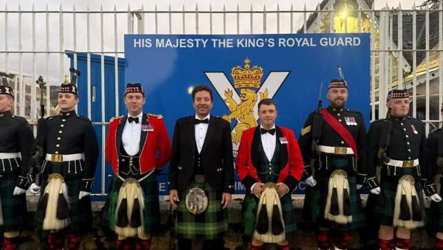 Jimmy Fallon feiert im Kilt mit Soldaten in Schottland