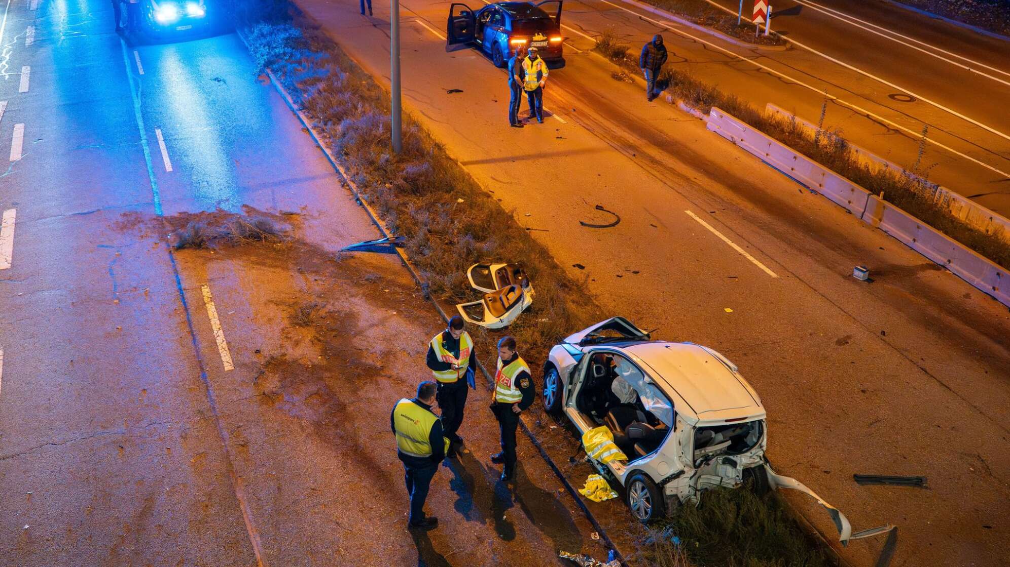 Unfall mit drei Autos und mehreren Verletzten
