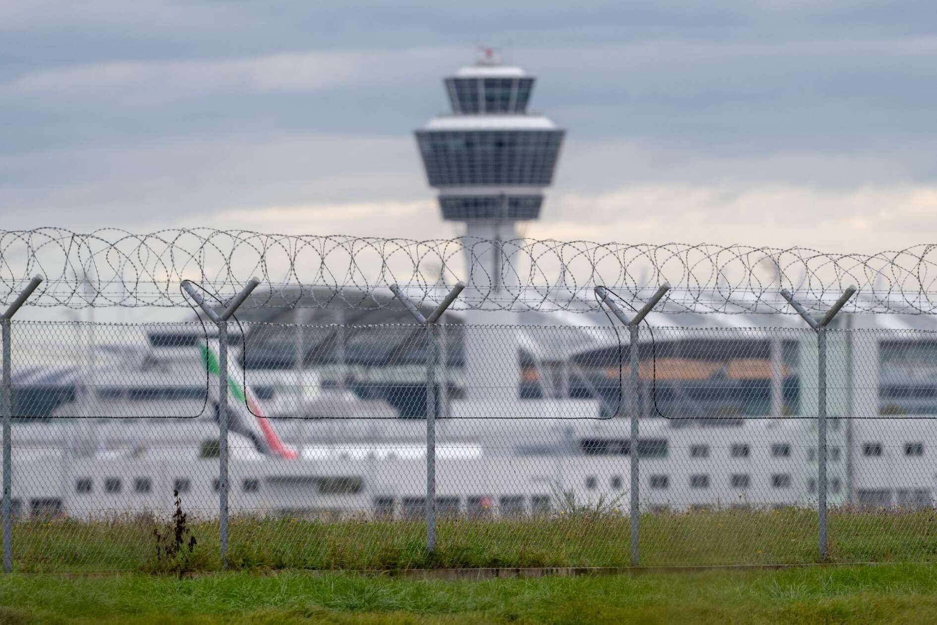 Flughafen wegen verdächtiger Wahrnehmungen zweimal gesperrt | ANTENNE ...