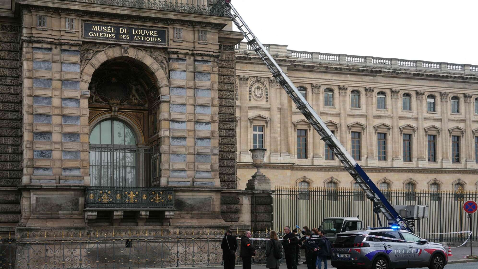 Raubüberfall auf Louvre in Paris
