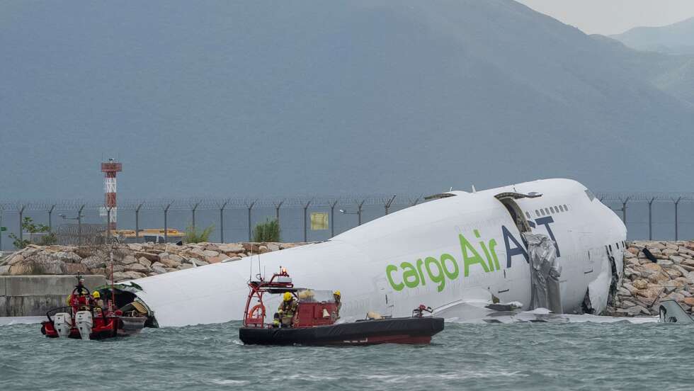 Tödlicher Unfall: Jumbo-Jet rutscht über Landebahn ins Meer