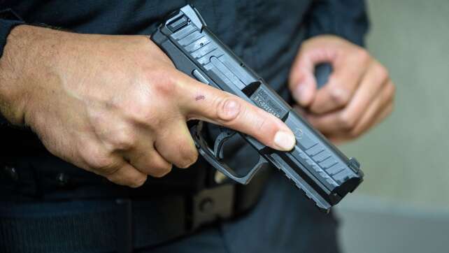 Polizei schießt nach Angriff von mit Messer bewaffnetem Mann