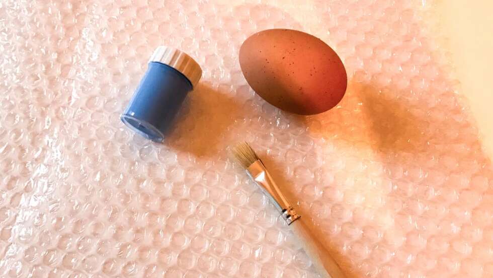 gefärbtes Osterei mit Luftpolsterfolie
