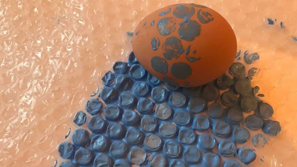 Ei auf bemalter Liftpolsterfolie