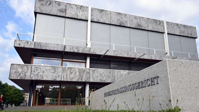 Kein Job für Konfessionslose? Karlsruhe prüft Kirchen-Urteil