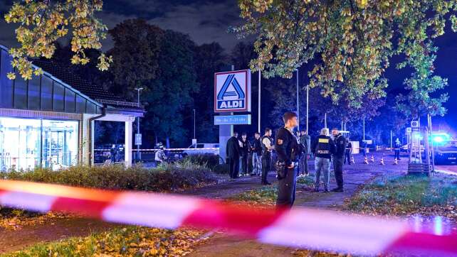 Schüsse vor Supermarkt – Mann lebensgefährlich verletzt