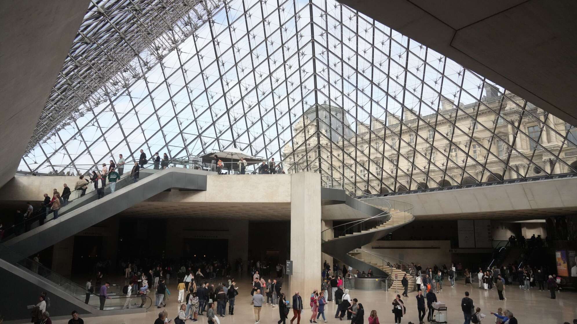 Louvre-Raub: Einbrecher scheiterten zunächst an Vitrine