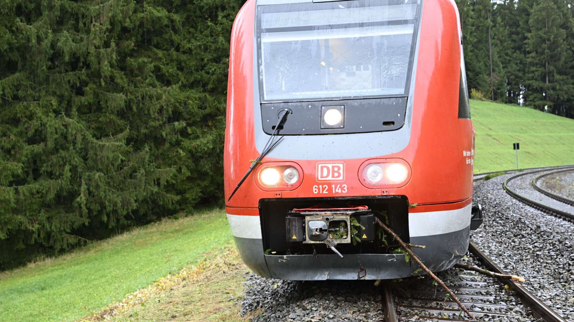 Zug entgleist im Allgäu nach Kollision mit Baum