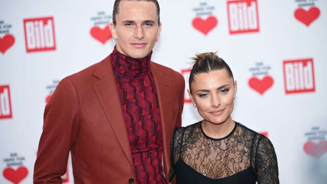 Dackel-Glück bei Zverev und Thomalla – Paar zeigt Hundebaby