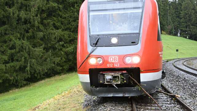 Entgleister Zug im Allgäu – Strecke teils wieder befahrbar