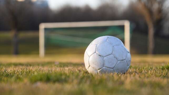 Streit bei Fußball: Vater und Sohn greifen Heimmannschaft an