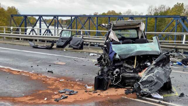 Unfall mit drei Toten im Kanal – Polizei untersucht Leichen