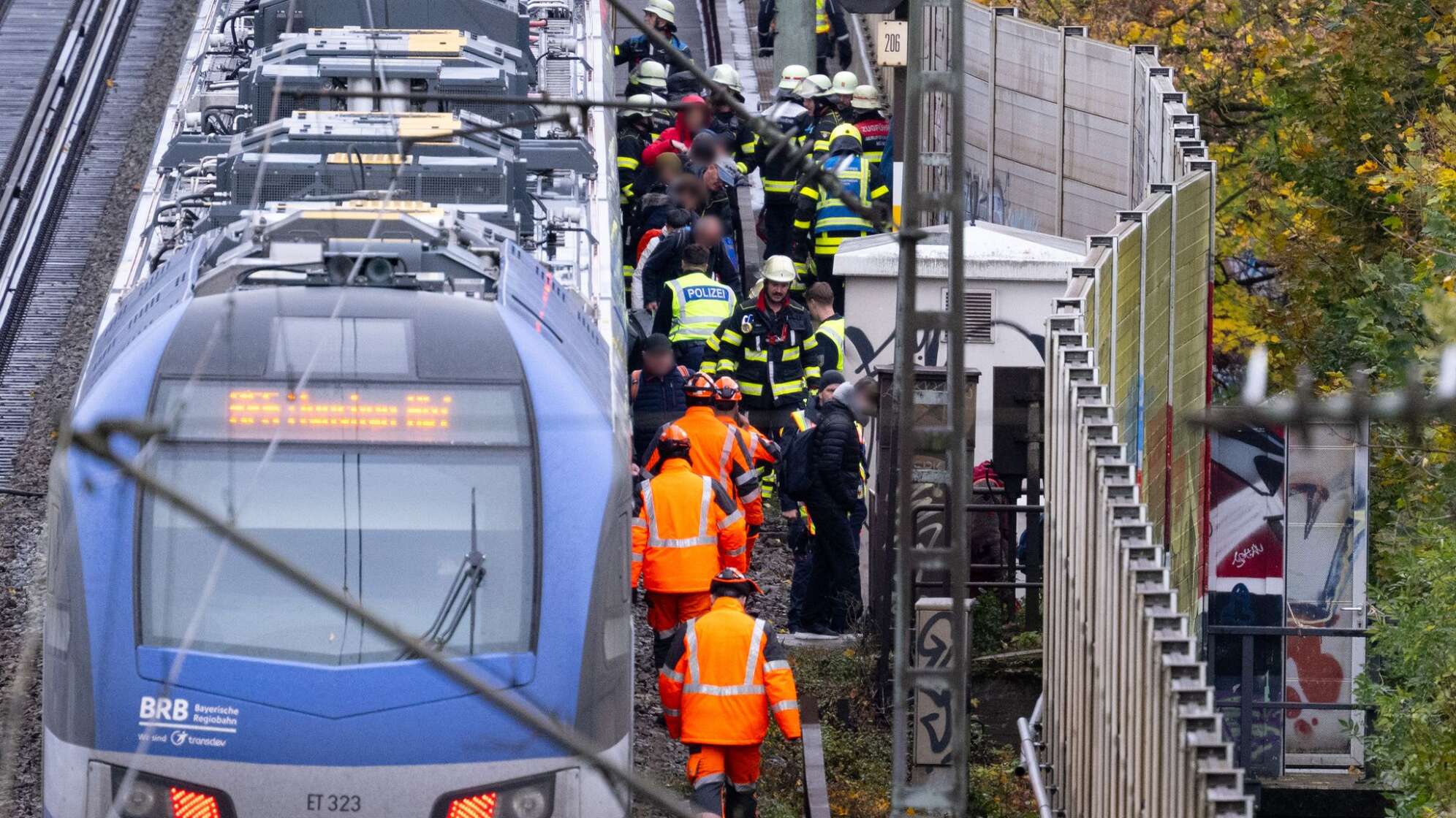 Regionalzug fährt in München gegen umgestürzten Baum