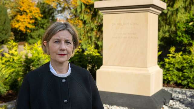 Ein Denkmal im Park: Gestaltung von Helmut-Kohl-Grab beendet
