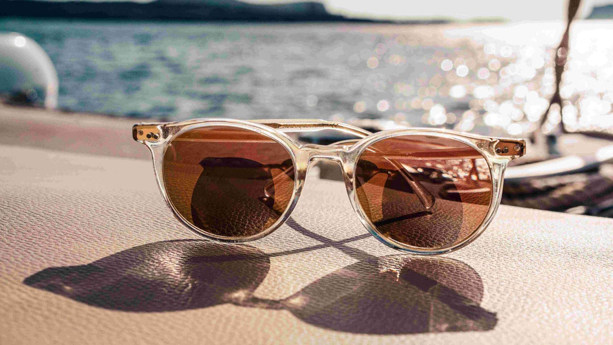 Sonnenbrille am Meer