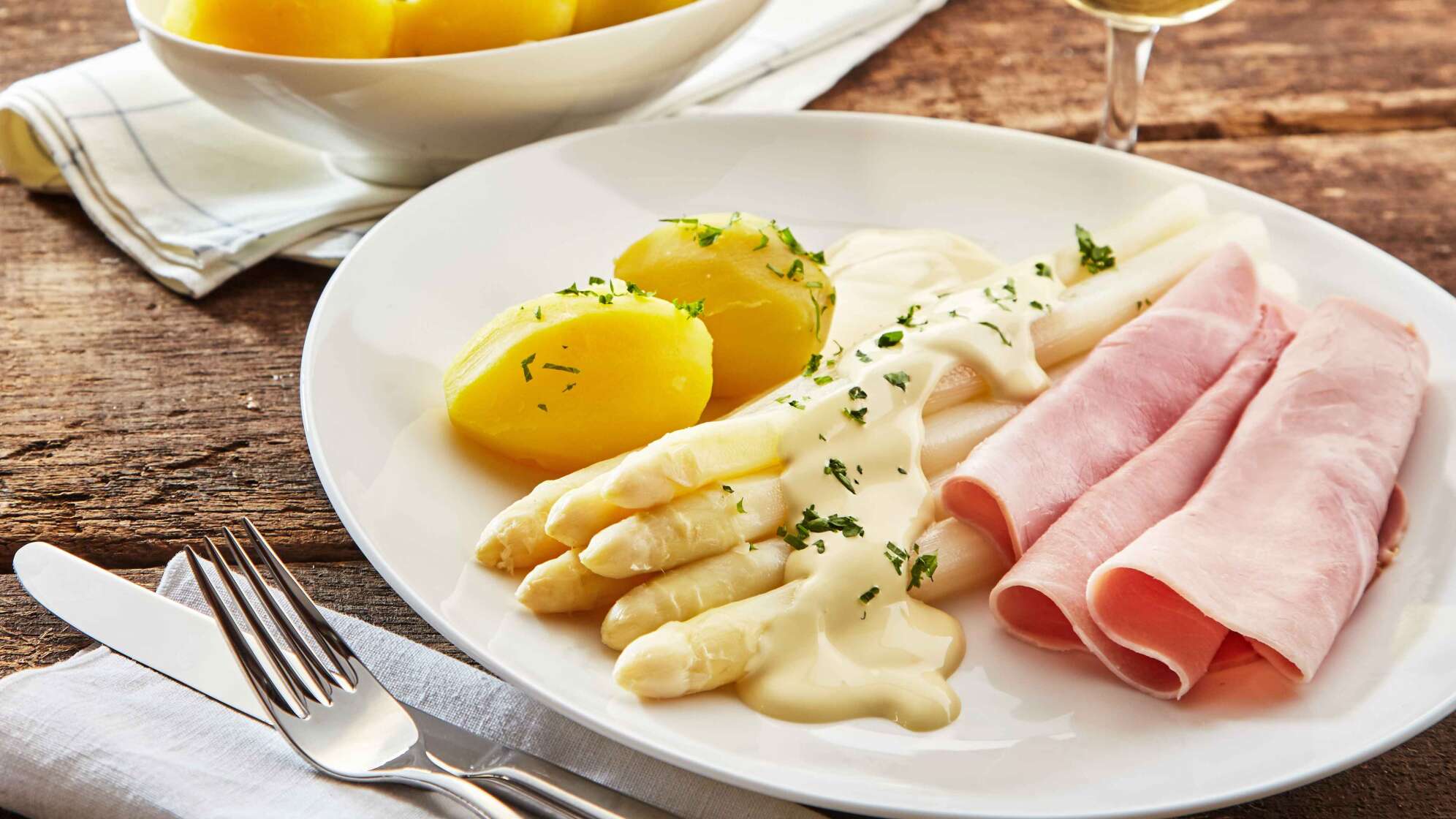 Spargel mit Kartoffeln und Schinken