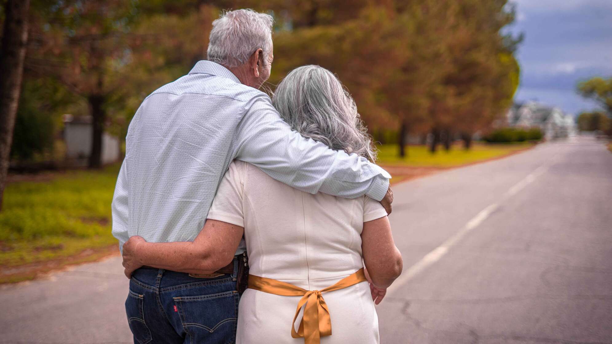 Altes Paar läuft Arm in Arm